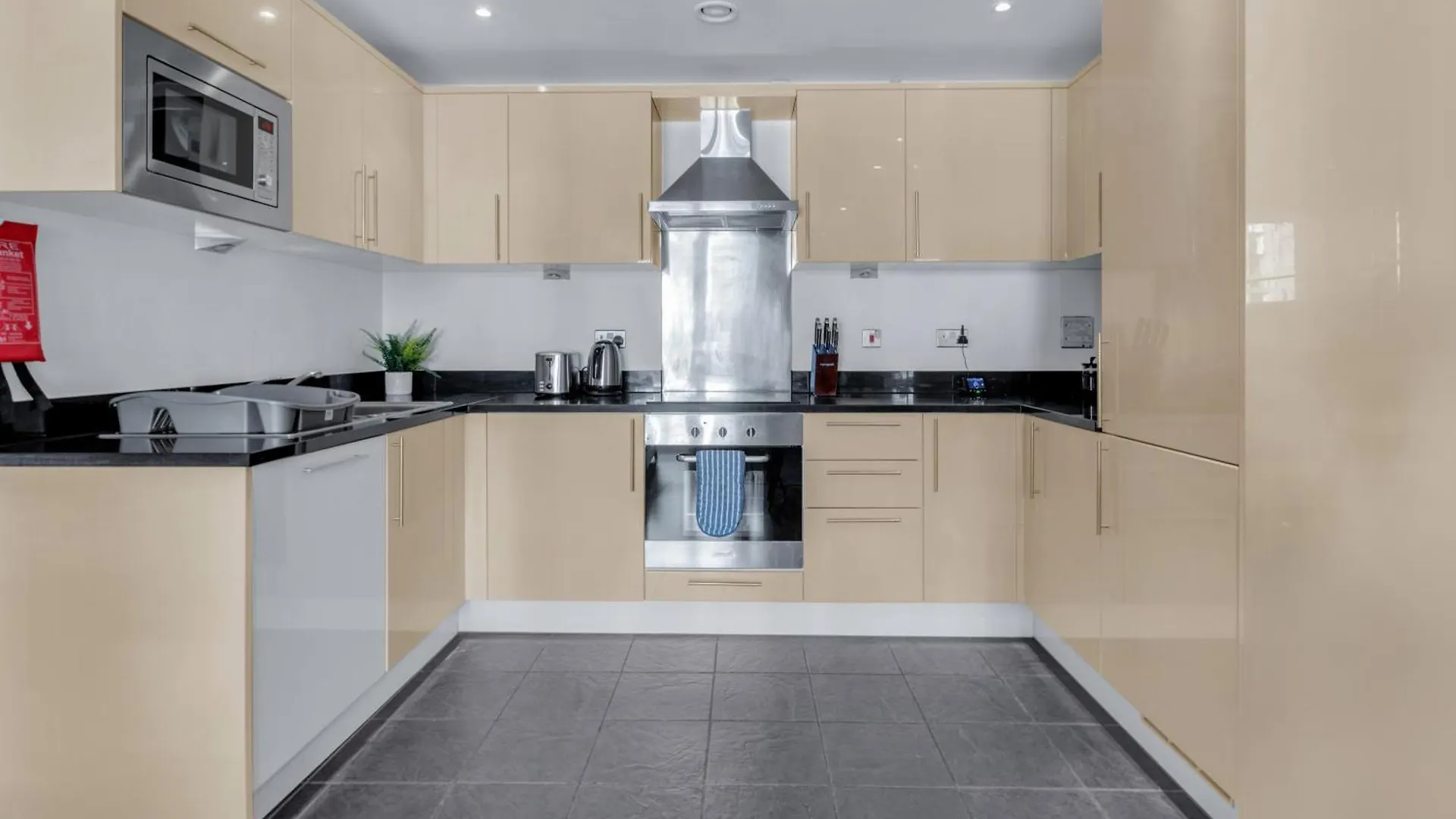 Mysquare Two Bedroom Serviced Apartment In Indescon Square London